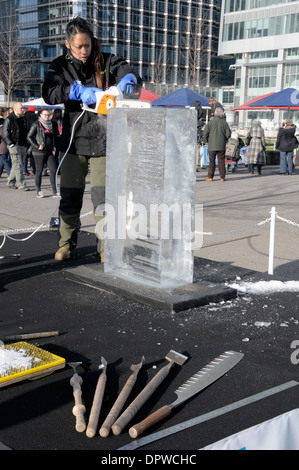 Londra Scultura su ghiaccio Festival 2014 a Canary Wharf. Scultura di ghiaccio di utensili a mano e chainsaw - Anne Marie Taberdo (Team britannico) Foto Stock