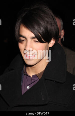 Feb 11, 2009 - New York, NY, STATI UNITI D'AMERICA - Joe Jonas al Sullivan Theater per la sua taping di 'Late Show : con David Letterman' (credito Immagine: © Dan Herrick/KPA-ZUMA/ZUMA Press) Foto Stock