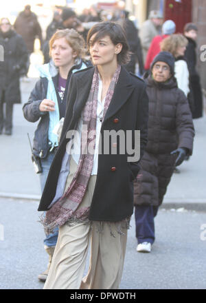 Mar 01, 2009 - New York, NY, STATI UNITI D'AMERICA - katie holmes sul filmset di 'L'uomo extra" in New York City. (Credito Immagine: © Dan Herrick/KPA-ZUMA/ZUMA Press) Foto Stock