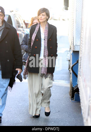 Mar 01, 2009 - New York, NY, STATI UNITI D'AMERICA - katie holmes sul filmset di 'L'uomo extra" in New York City. (Credito Immagine: © Dan Herrick/KPA-ZUMA/ZUMA Press) Foto Stock