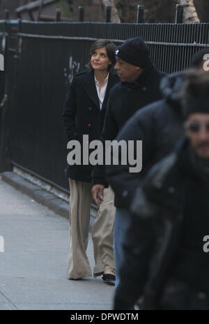 Mar 01, 2009 - New York, NY, STATI UNITI D'AMERICA - katie holmes sul filmset di 'L'uomo extra" in New York City. (Credito Immagine: © Dan Herrick/KPA-ZUMA/ZUMA Press) Foto Stock