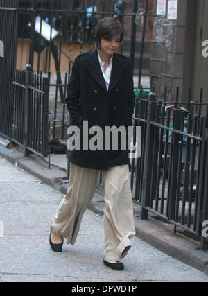 Mar 01, 2009 - New York, NY, STATI UNITI D'AMERICA - katie holmes sul filmset di 'L'uomo extra" in New York City. (Credito Immagine: © Dan Herrick/KPA-ZUMA/ZUMA Press) Foto Stock