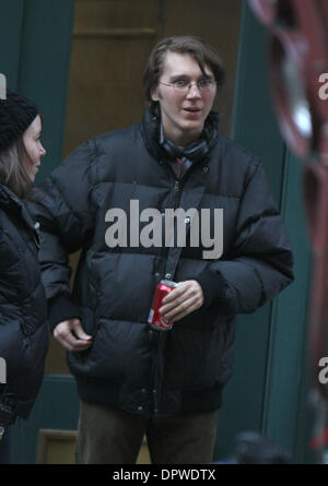 Mar 01, 2009 - New York, NY, STATI UNITI D'AMERICA - Paul Dano sul filmset di 'L'uomo extra" in New York City. (Credito Immagine: © Dan Herrick/KPA-ZUMA/ZUMA Press) Foto Stock