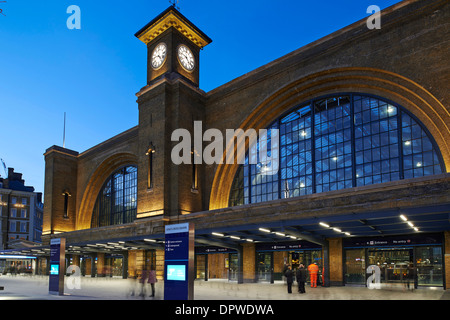 La stazione di Kings Cross London, l'originale facciata Cubitt rivelato nel recente restauro, shot al crepuscolo. Foto Stock