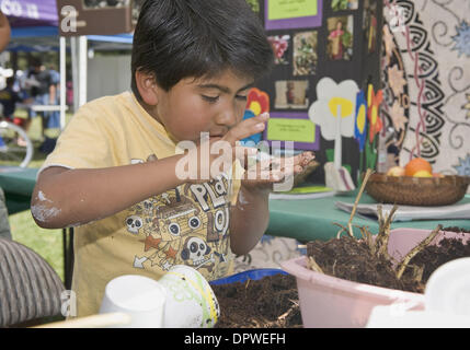 Apr 19, 2009 - Santa Barbara, California, Stati Uniti d'America - giovani e meno giovani si sono riuniti per celebrare la 39Massa annuale festa di Santa Barbara. Il giorno featured 250 cabine ambientali, alcune offrono l'apprendimento pratico, un 'Verde' car show e un modello 'Verde' home. Una fuoriuscita di petrolio in Santa Barbara canale nel 1969, è stato spesso citato come impulso per oggi il movimento ambientalista. (Cr Foto Stock