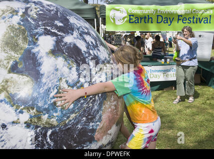 Apr 19, 2009 - Santa Barbara, California, Stati Uniti d'America - giovani e meno giovani si sono riuniti per celebrare la 39Massa annuale festa di Santa Barbara. Il giorno featured 250 cabine ambientali, alcune offrono l'apprendimento pratico, un 'Verde' car show e un modello 'Verde' home. Una fuoriuscita di petrolio in Santa Barbara canale nel 1969, è stato spesso citato come impulso per oggi il movimento ambientalista. (Cr Foto Stock