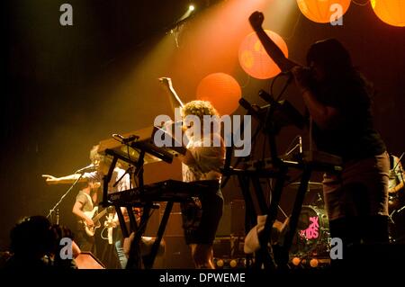 Apr 23, 2009 - Hollywood, California, Stati Uniti d'America - Nero ragazzi di eseguire presso la Henry Fonda Theatre di Hollywood. (Credito Immagine: Â© Gary Livingston/ZUMA Press) Foto Stock