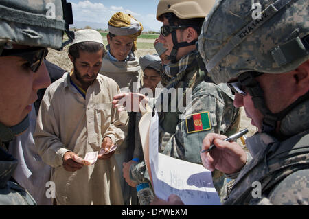 Apr 30, 2009 - Sharana, Afghanistan - i soldati della US Army 1/501st, quarta brigata, XXV divisione di fanteria effettuare un pagamento di una compensazione agli agricoltori che hanno avuto una recinzione e alberi da frutta distrutte quando il soldato veicolo scivolato fuori strada con la Provvidenza Paktika dell'Afghanistan. (Credito Immagine: © John Goodman/ZUMA Press) Foto Stock