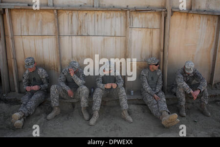 Apr 30, 2009 - Sharana, Afghanistan - i soldati della US Army 1/501st, quarta brigata, XXV divisione di fanteria in appoggio in avanti una base operativa Rushmore nel Paktika provvidenza di Afghanistan (credito Immagine: © John Goodman/ZUMA Press) Foto Stock