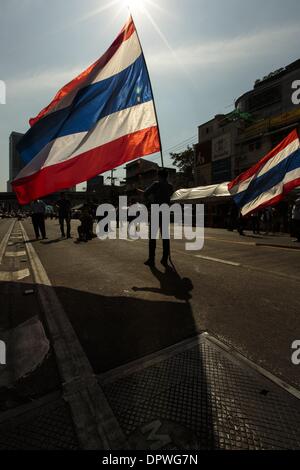 Bangkok Bangkok distretto metropolitano, Thailandia. Xiv gen, 2014. Manifestanti Anti-Government battere la bandiera nazionale Tailandese durante il secondo giorno della loro campagna di 'shutdown'' Bangkok, nel tentativo di scalzare il Governo attuale e custode Primo Ministro Yingluck Shinawatra, Asoke intersezione, Bangkok, Thailandia - foto: Gavin Gough/NurPhoto Credito: Gavin Gough/NurPhoto/ZUMAPRESS.com/Alamy Live News Foto Stock