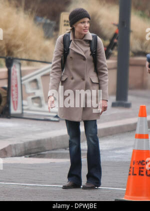 Mar 06, 2009 - New York, NY, STATI UNITI D'AMERICA - ANGELINA JOLIE film 'alt' a Washington DC CON L'Enfant Plaza. (Credito Immagine: © Dan Herrick/ZUMA Press) Foto Stock
