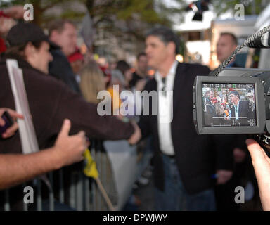 Apr 15, 2009 - Atlanta, Georgia, Stati Uniti d'America - Sean Hannity, FOX News host, visite con alcuni dei rally ai partecipanti durante il Nationwide Tax Day Tea Party presso la Georgia State Capitol Complex, Atlanta, Ga. Mercoledì, 15 aprile 2009. (Credito Immagine: © Timothy L. Hale/ZUMA Press) Foto Stock