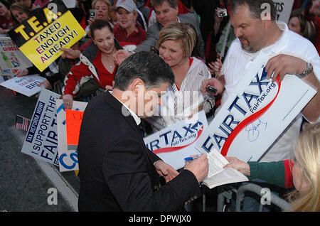 Apr 15, 2009 - Atlanta, Georgia, Stati Uniti d'America - Sean Hannity, FOX News host, visite con alcuni dei rally ai partecipanti durante il Nationwide Tax Day Tea Party presso la Georgia State Capitol Complex, Atlanta, Ga. Mercoledì, 15 aprile 2009. (Credito Immagine: © Timothy L. Hale/ZUMA Press) Foto Stock