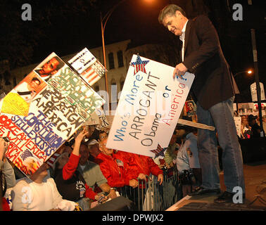 Apr 15, 2009 - Atlanta, Georgia, Stati Uniti d'America - Sean Hannity, FOX News host, visite con alcuni dei rally ai partecipanti durante il Nationwide Tax Day Tea Party presso la Georgia State Capitol Complex, Atlanta, Ga. Mercoledì, 15 aprile 2009. (Credito Immagine: © Timothy L. Hale/ZUMA Press) Foto Stock