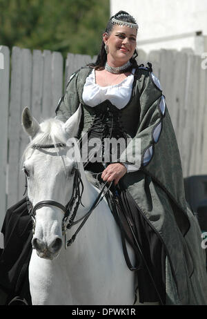 Apr 18, 2009 - Fairburn, Georgia, Stati Uniti d'America - Royal Lipizzan stalloni, tutti i re della spettacolo di cavalli, è uno dei tanti highlight del XXIV Georgia annuale festa del rinascimento in Fairburn, Ga. Sabato 18 Aprile, 2009. Il festival, che attira migliaia di persone ogni fine settimana, corre attraverso giugno 7th. (Credito Immagine: © Timothy L. Hale/ZUMA Press) Foto Stock