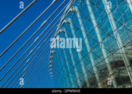 Fotografia architettonica dell'esterno del Kauffman Center for the Performing Arts di Kansas City, MO. Foto Stock