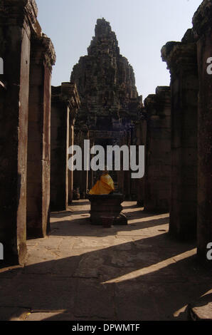 Una statua di budha a Angkor Wat in Siem Reap, Cambogia. Angkor è uno dei più importanti siti archeologici nel sud-est asiatico. Si estende per oltre 400 km2, comprese le aree forestali, Parco Archeologico di Angkor contiene i magnifici resti delle diverse capitali dell'Impero Khmer, dal IX al XV secolo. Essi includono il famoso tempio di Angkor Wat e una Foto Stock