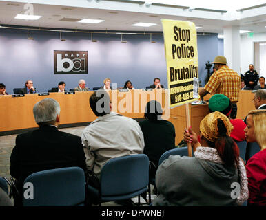 Jan 08, 2009 - Oakland, la California, Stati Uniti d'America - a seguito di una protesta violenta nel centro cittadino di Oakland la notte prima, BART i membri del consiglio di amministrazione di invitare il pubblico a partecipare a un incontro per esprimere la loro rabbia e preoccupazioni per quanto riguarda la morte illecito di Oscar Grant. Grant è stato ucciso da un BART funzionario di polizia Gennaio 1, 2009. (Credito Immagine: © Andre Hermann/ZUMApress.com) Foto Stock