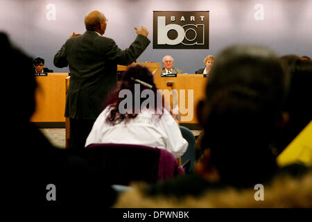 Jan 08, 2009 - Oakland, la California, Stati Uniti d'America - a seguito di una protesta violenta nel centro cittadino di Oakland la notte prima, BART i membri del consiglio di amministrazione di invitare il pubblico a partecipare a un incontro per esprimere la loro rabbia e preoccupazioni per quanto riguarda la morte illecito di Oscar Grant. Grant è stato ucciso da un BART funzionario di polizia Gennaio 1, 2009. (Credito Immagine: © Andre Hermann/ZUMApress.com) Foto Stock