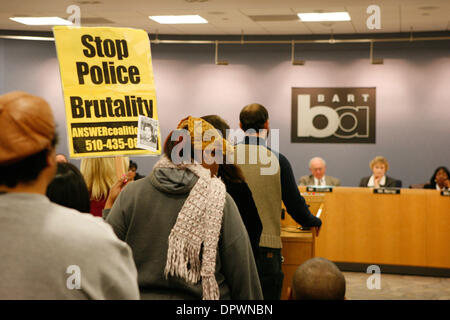 Jan 08, 2009 - Oakland, la California, Stati Uniti d'America - a seguito di una protesta violenta nel centro cittadino di Oakland la notte prima, BART i membri del consiglio di amministrazione di invitare il pubblico a partecipare a un incontro per esprimere la loro rabbia e preoccupazioni per quanto riguarda la morte illecito di Oscar Grant. Grant è stato ucciso da un BART funzionario di polizia Gennaio 1, 2009. (Credito Immagine: © Andre Hermann/ZUMApress.com) Foto Stock