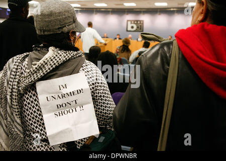 Jan 08, 2009 - Oakland, la California, Stati Uniti d'America - a seguito di una protesta violenta nel centro cittadino di Oakland la notte prima, BART i membri del consiglio di amministrazione di invitare il pubblico a partecipare a un incontro per esprimere la loro rabbia e preoccupazioni per quanto riguarda la morte illecito di Oscar Grant. Grant è stato ucciso da un BART funzionario di polizia Gennaio 1, 2009. (Credito Immagine: © Andre Hermann/ZUMApress.com) Foto Stock