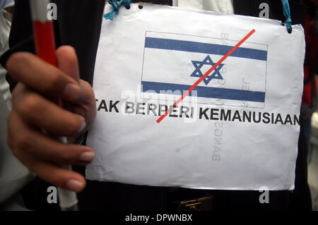 Jan 09, 2009 - Jakarta, Indonesia - un cieco protester detiene una targhetta recante il motto "Non israeliano umanesimo' durante una manifestazione di protesta contro l'assalto israeliano su Gaza di fronte all'Ambasciata degli Stati Uniti a Jakarta, Indonesia.Gennaio 09, 2009. Indonesiano persone cieche terrà una manifestazione di protesta chiedendo il governo statunitense fermare Israele l'attacco nella striscia di Gaza. (Credito Immagine: © Jefri Aries/ZUMA Press) Foto Stock