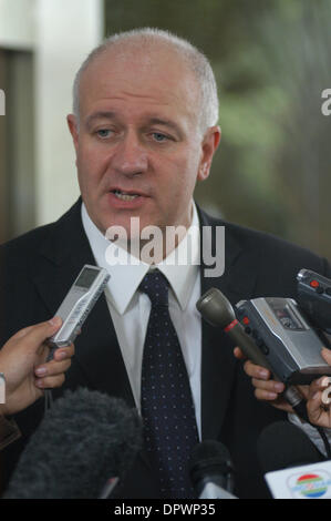 Feb 10, 2009 - Jakarta, Indonesia - Il Ministro di Stato del Regno Unito il Foreign and Commonwealth Office BILL RAMMELL parlare ai media dopo un incontro a Jakarta, Indonesia, 10 febbraio 2009. BILL RAMMELL è su una due giorni di tour visita di Indonesia per parlare di Indonesian-UK i legami bilaterali e le questioni del Medio Oriente compresi Regno Unito la posizione politica sulla Palestina. (Immagine di credito Foto Stock