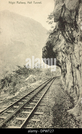 Nilgiri ferrovia di montagna metà tunnel, Tamil Nadu, India. I lavoratori di ispezionare la linea circa 1900. Abt pignone e cremagliera sul terzo binario Foto Stock