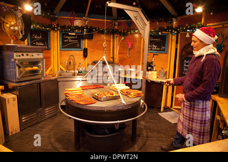 Salsicce Bratwurst ( ) viene cucinato in una fase di stallo, Colonia mercatini di Natale di Colonia ( Koln ), Germania Europa Foto Stock