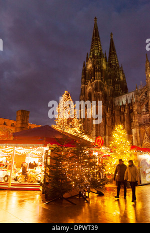 Mercatino di Natale di Colonia, il mercato della Cattedrale di notte, Colonia, Colonia, Germania Europa Foto Stock