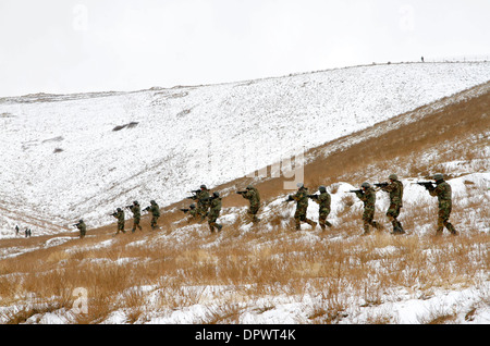 Esercito Nazionale Afghano commando reclute approccio lineare di una zona di pericolo durante un commando di selezione e valutazione in corso presso il Camp Commando Gennaio 12, 2014 a Kabul, Afghanistan. Foto Stock