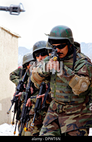 Esercito Nazionale Afghano commando reclute partecipare nel vicino quartiere di punte di battaglia durante un commando di selezione e valutazione in corso presso il Camp Commando Gennaio 12, 2014 a Kabul, Afghanistan. Foto Stock