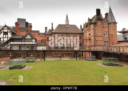 Il Priory Visitor Centre costruita sopra i resti della prima Cattedrale Coventry Foto Stock