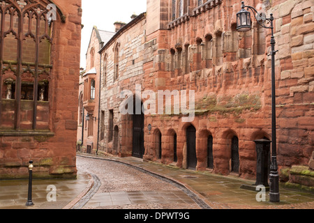 Edifici di Bayley Lane con le rovine della vecchia cattedrale a sinistra in Coventry Foto Stock