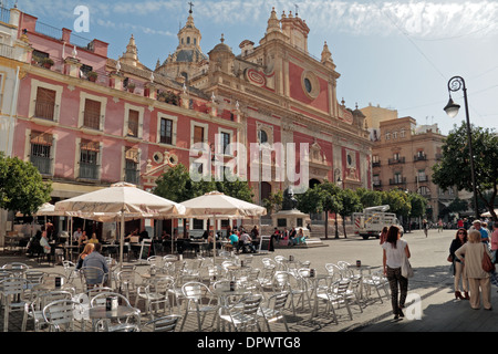 Vista su cafe tabelle verso la Chiesa Collegiata del nostro Salvatore, Plaza del Salvador, in Siviglia (Sevilla), Andalusia, Spagna. Foto Stock