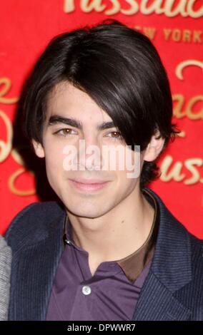 Feb 12, 2009 - New York New York, Stati Uniti d'America - Joe Jonas, dal 'Jonas Brothers", assiste il suo cera figura scoprimento tenutosi presso il Museo di Madame Tussauds - Times Square. (Credito Immagine: Â© Nancy Kaszerman) Foto Stock