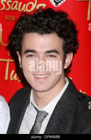 Feb 12, 2009 - New York New York, Stati Uniti d'America - Kevin Jonas, dal 'Jonas Brothers", assiste il suo cera figura scoprimento tenutosi presso il Museo di Madame Tussauds - Times Square. (Credito Immagine: Â© Nancy Kaszerman) Foto Stock