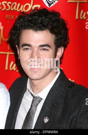 Feb 12, 2009 - New York New York, Stati Uniti d'America - Kevin Jonas, dal 'Jonas Brothers", assiste il suo cera figura scoprimento tenutosi presso il Museo di Madame Tussauds - Times Square. (Credito Immagine: Â© Nancy Kaszerman) Foto Stock