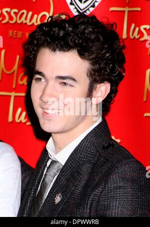 Feb 12, 2009 - New York New York, Stati Uniti d'America - Kevin Jonas, dal 'Jonas Brothers", assiste il suo cera figura scoprimento tenutosi presso il Museo di Madame Tussauds - Times Square. (Credito Immagine: Â© Nancy Kaszerman) Foto Stock