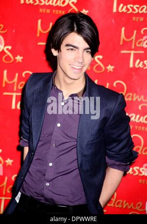 Feb 12, 2009 - New York New York, Stati Uniti d'America - Joe Jonas, dal 'Jonas Brothers", assiste il suo cera figura scoprimento tenutosi presso il Museo di Madame Tussauds - Times Square. (Credito Immagine: Â© Nancy Kaszerman) Foto Stock