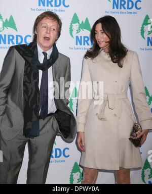 Mar 30, 2009 - New York New York, Stati Uniti d'America - Sir PAUL MCCARTNEY E la sua fidanzata NANCY SHEVELL arriva a NRDC (risorse nazionali consiglio di difesa) undicesima edizione del "Forze per natura' beneficio onorando designer Stella McCartney detenuti 583 Park Avenue. (Credito Immagine: Â© Nancy Kaszerman/ZUMA Press) Foto Stock