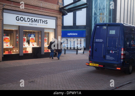 G4S veicolo blindato, secure cash raccolta e consegna al di fuori degli Orefici, Banca Hey Street a Blackpool, Lancashire, Regno Unito Foto Stock