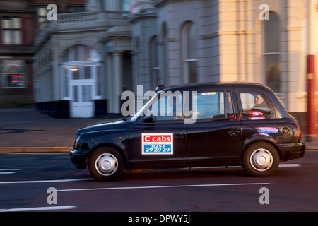 Le cabine di Hackney, noleggio privato Veicoli a noleggio  Taxi in Blackpool Town Center, Lancashire, Regno Unito Foto Stock