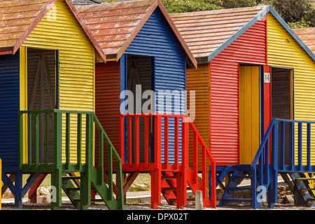 Tre colorate in stile vittoriano capanne spiaggia spiaggia di linea in Muizenberg Sudafrica Foto Stock