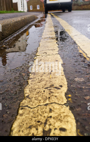 Doppie linee gialle e un furgone bianco parcheggiato illegalmente. Foto Stock