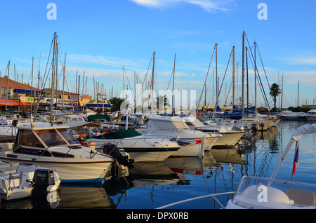 LE LAVANDOU, Francia - 20 settembre 2013: Marina di sera sun in Costa Azzurra Costa Azzurra, Francia Foto Stock