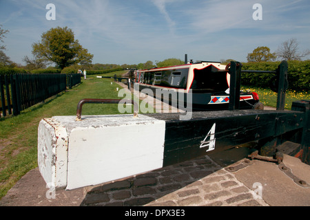 Un narrowboat nella serratura 4 del volo Bosley di serrature sul canale a Macclesfield, Cheshire Foto Stock