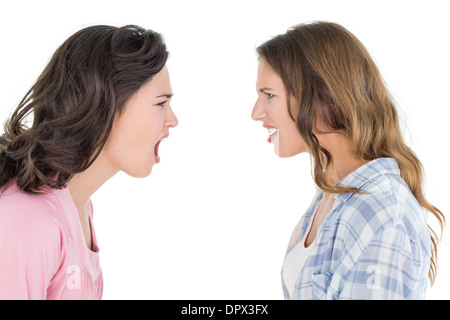Arrabbiato giovani amici di sesso femminile avente un argomento Foto Stock
