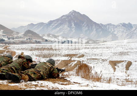 L Esercito nazionale afgano reclute commando durante un commando di selezione e valutazione in corso presso il Camp Commando Gennaio 12, 2014 a Kabul, Afghanistan. Foto Stock