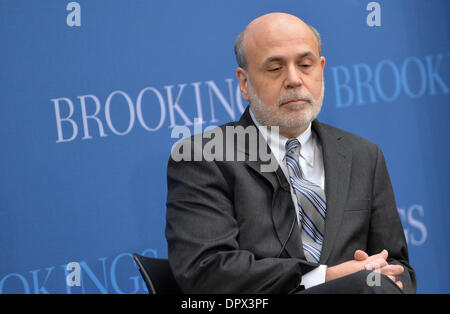 Washington DC, Stati Uniti d'America. 16 gennaio, 2014. Stati Uniti Federal Reserve Board Chairman Ben Bernanke parla durante una sessione "Banca centrale dopo la grande recessione: lezioni apprese e sfide da affrontare", presso il Brookings Institution a Washington DC, capitale degli Stati Uniti, gennaio 16, 2014. Credito: Zhang Jun/Xinhua/Alamy Live News Foto Stock